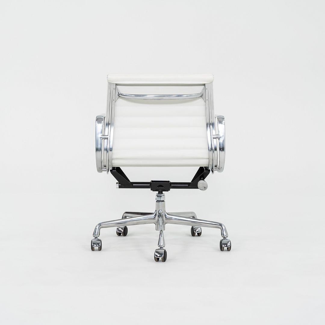Dies ist ein Eames Aluminum Group Management Desk Chair, Modell EA335, ursprünglich entworfen von Charles und Ray Eames für Herman Miller im Jahr 1958. Dieses Beispiel stammt aus dem Jahr 2023. Das Design besteht aus einem soliden und dennoch