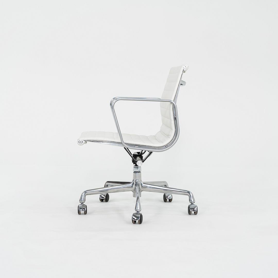 2023 Herman Miller Eames Aluminium Gruppe Management Schreibtischstuhl in weißem Leder (Moderne) im Angebot