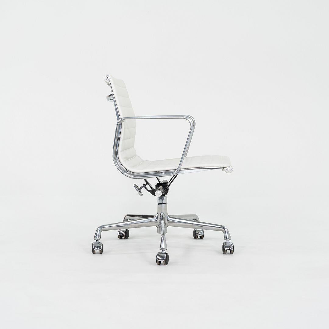 2023 Herman Miller Eames Aluminium Gruppe Management Schreibtischstuhl in weißem Leder (amerikanisch) im Angebot