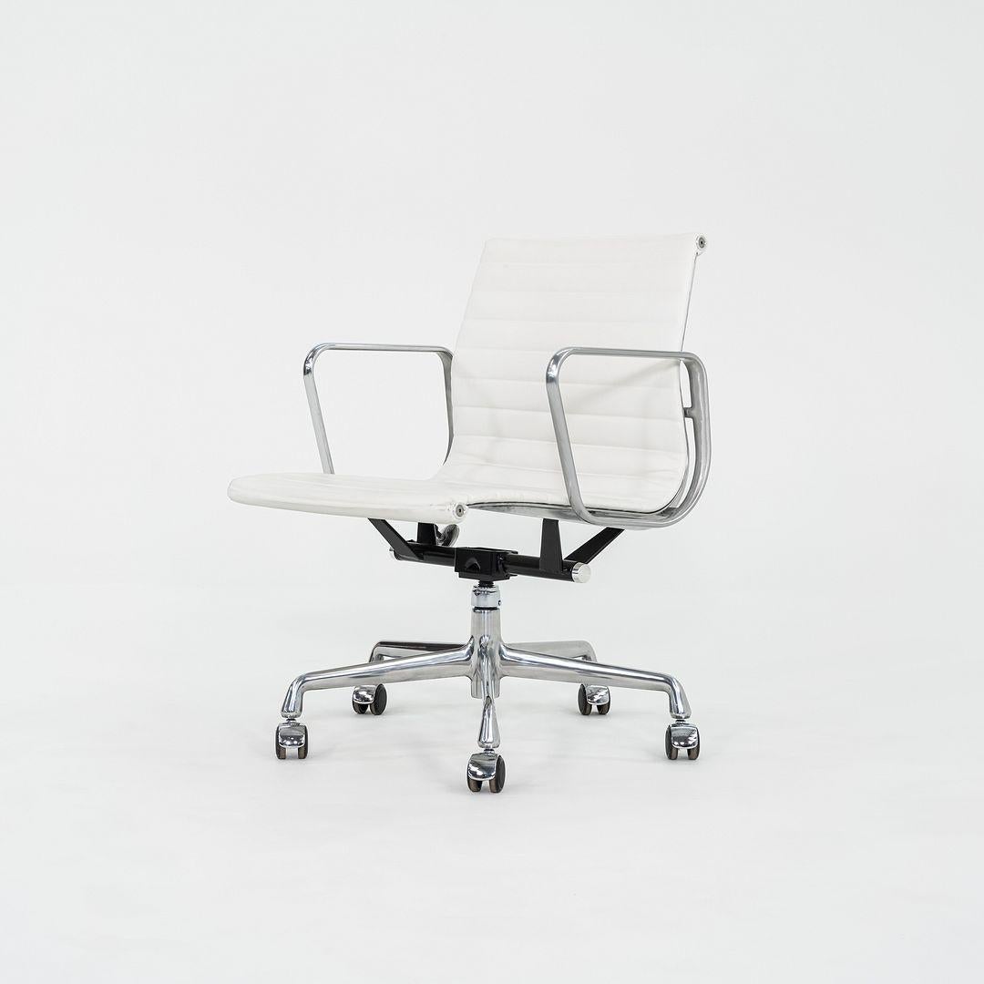 2023 Herman Miller Eames Aluminium Gruppe Management Schreibtischstuhl in weißem Leder im Zustand „Gut“ im Angebot in Philadelphia, PA