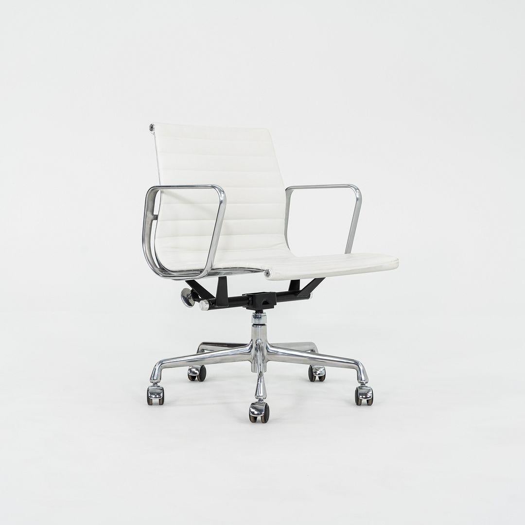 2023 Herman Miller Eames Aluminium Gruppe Management Schreibtischstuhl in weißem Leder (21. Jahrhundert und zeitgenössisch) im Angebot