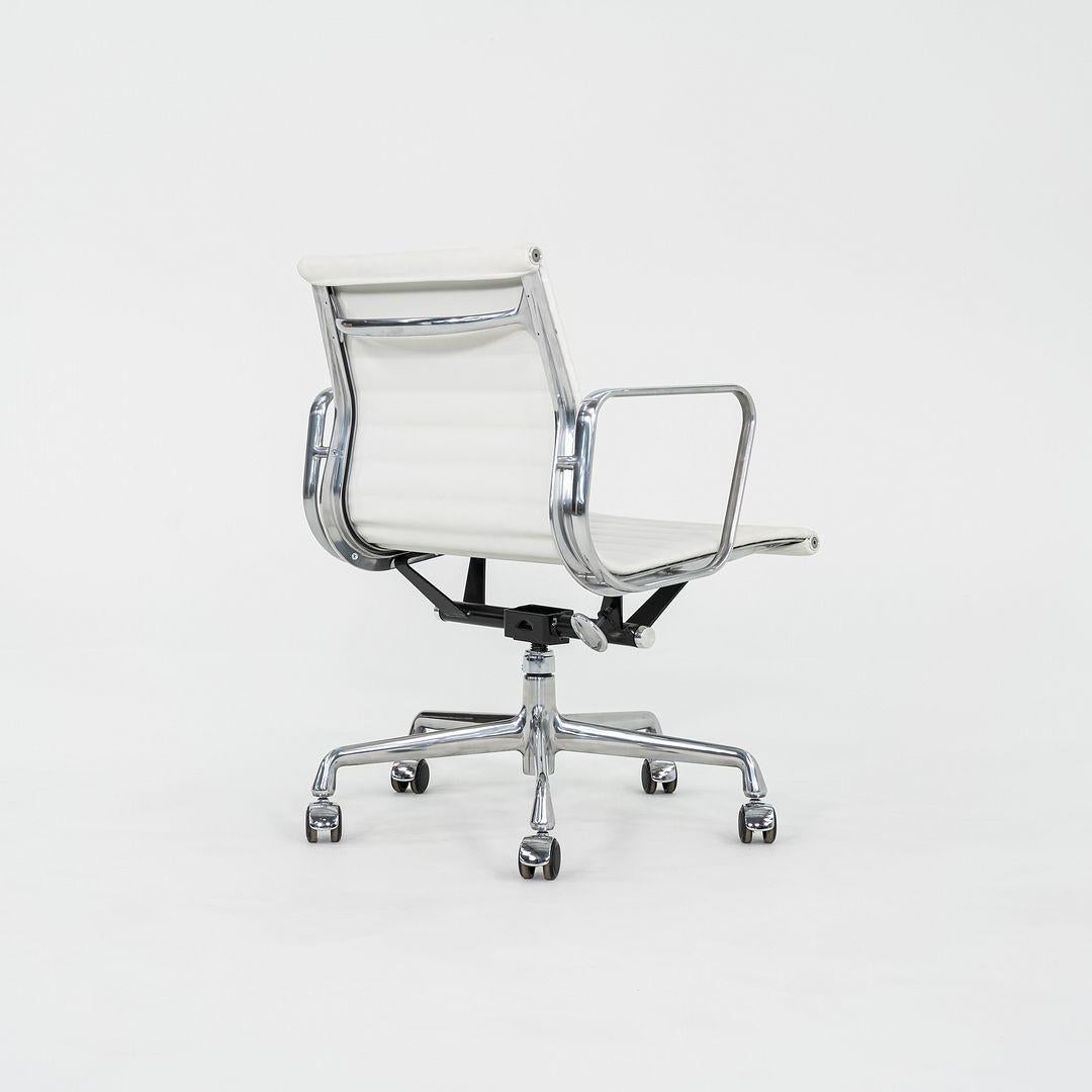 2023 Herman Miller Eames Aluminium Gruppe Management Schreibtischstuhl in weißem Leder im Angebot 1
