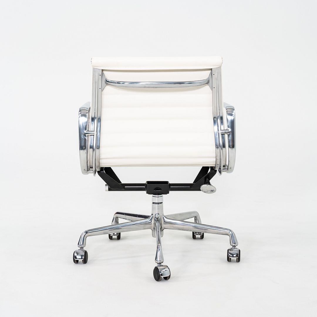 2023 Herman Miller Eames Aluminium Gruppe Management Schreibtischstühle in weißem Leder im Angebot 4
