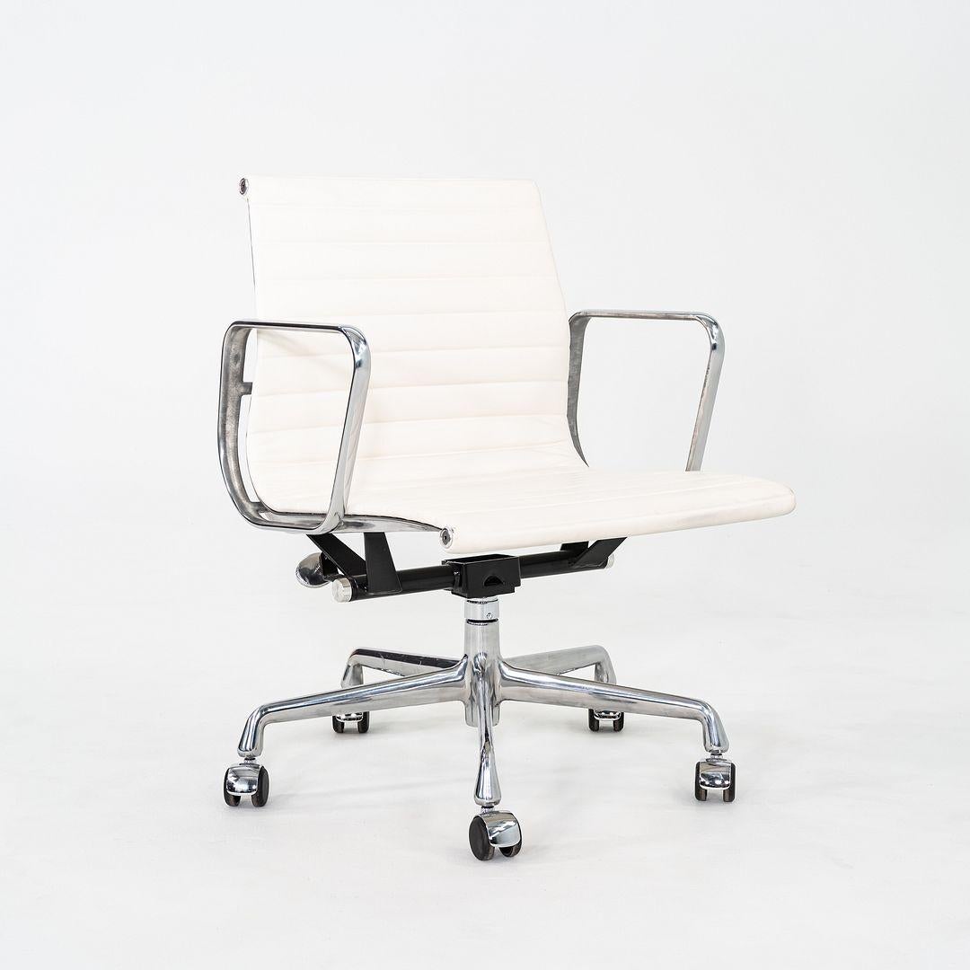 2023 Herman Miller Eames Aluminium Gruppe Management Schreibtischstühle in weißem Leder im Angebot 5