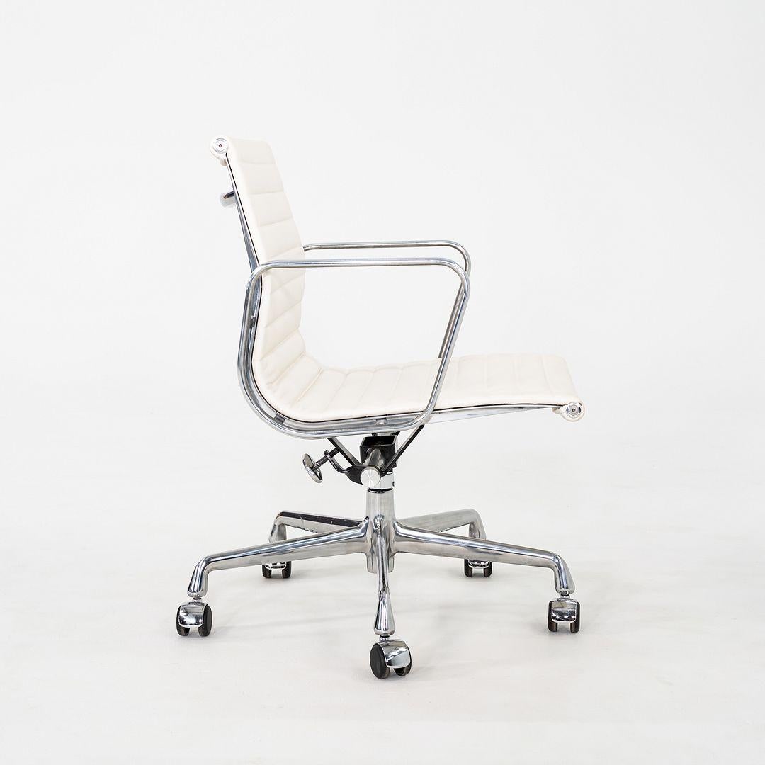 2023 Herman Miller Eames Aluminium Gruppe Management Schreibtischstühle in weißem Leder im Angebot 6
