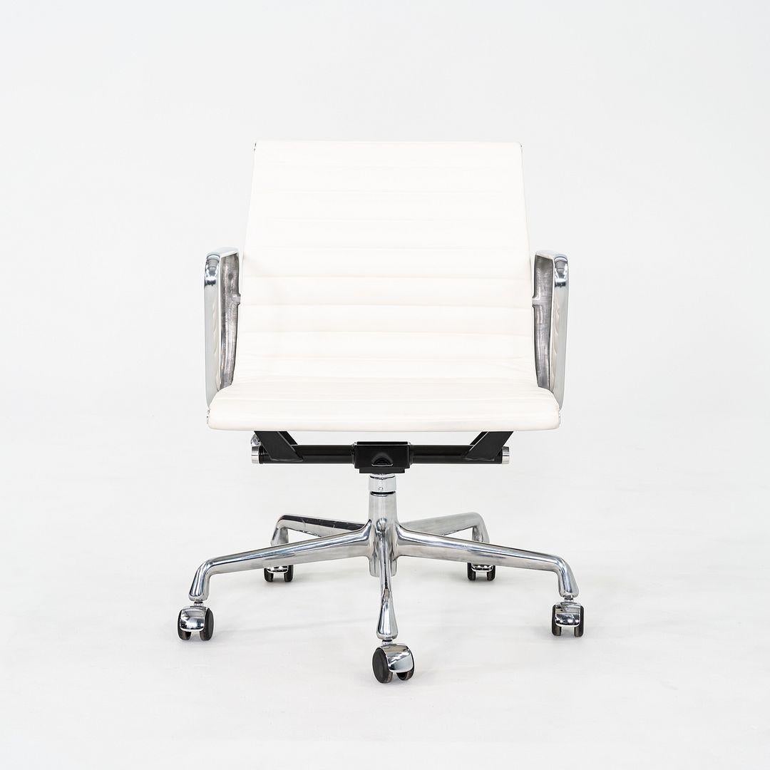 Es handelt sich um die Eames Aluminum Group Management Desk Chairs, Modell EA335, die ursprünglich von Charles und Ray Eames für Herman Miller im Jahr 1958 entworfen wurden. Diese besonderen Beispiele stammen aus dem Jahr 2023. Die Konstruktion