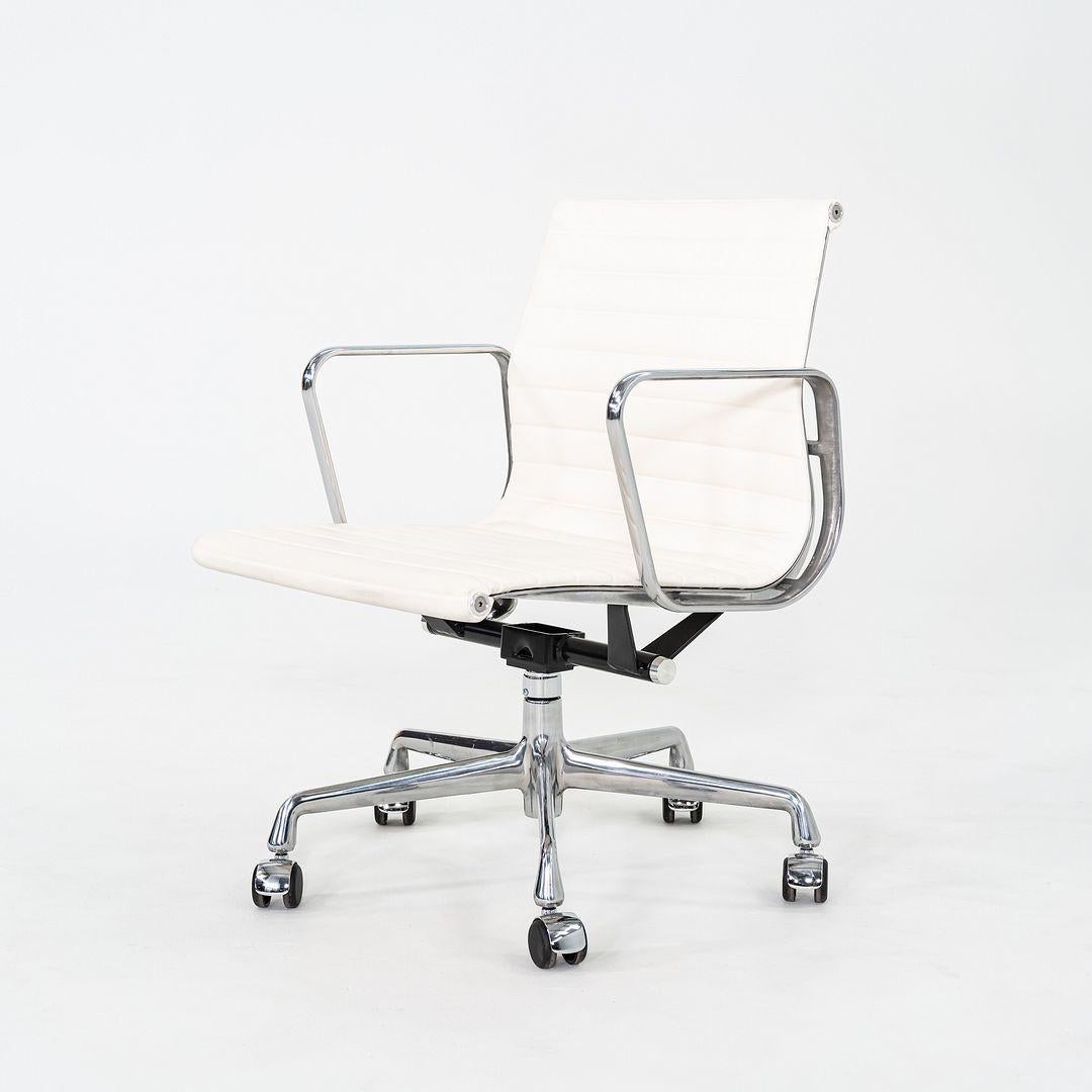 2023 Herman Miller Eames Aluminium Gruppe Management Schreibtischstühle in weißem Leder (Moderne) im Angebot