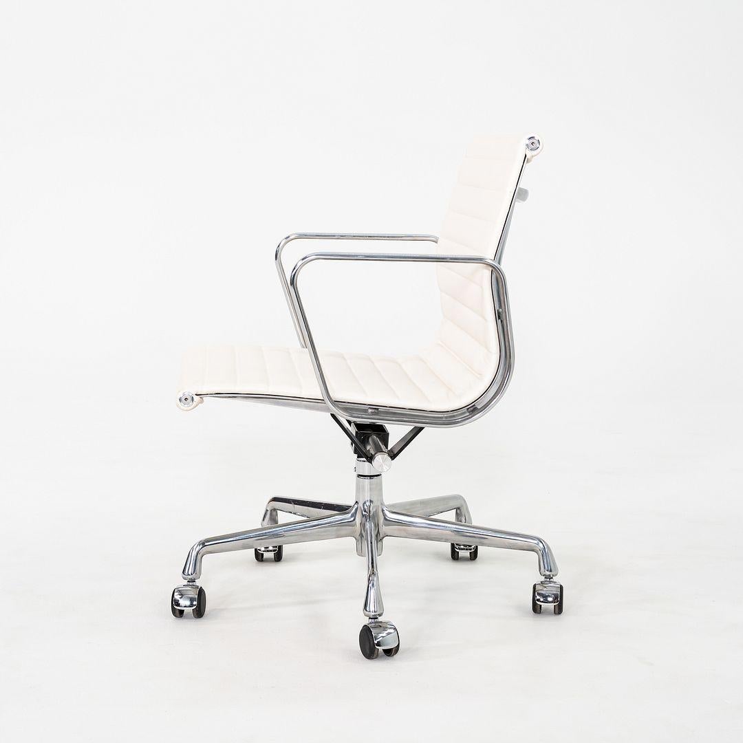 Americano 2023 Herman Miller Eames Alluminio Gruppo di Sedie da Scrivania in Pelle Bianca in vendita