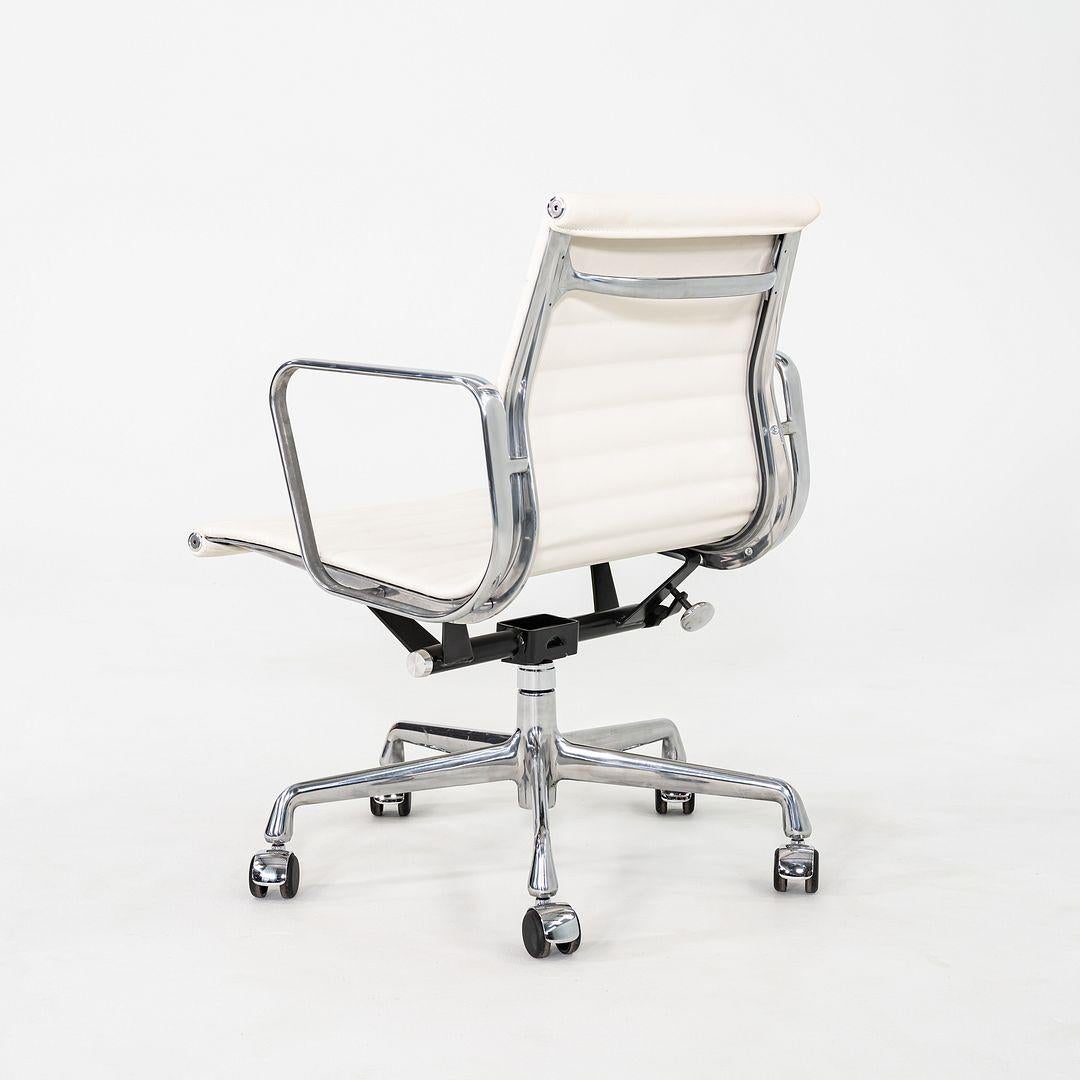 2023 Herman Miller Eames Aluminium Gruppe Management Schreibtischstühle in weißem Leder im Zustand „Gut“ im Angebot in Philadelphia, PA