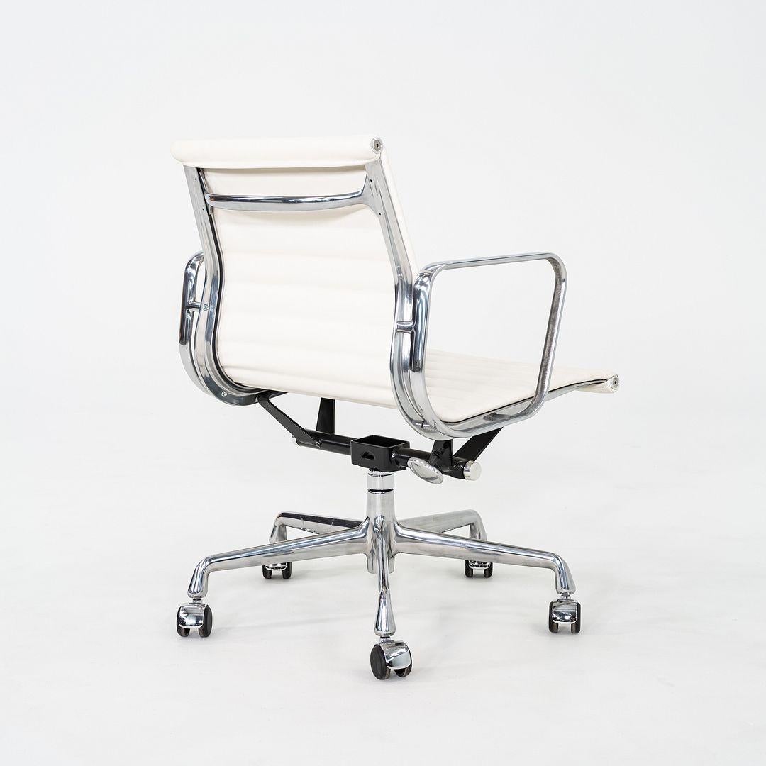 2023 Herman Miller Eames Aluminium Gruppe Management Schreibtischstühle in weißem Leder (21. Jahrhundert und zeitgenössisch) im Angebot