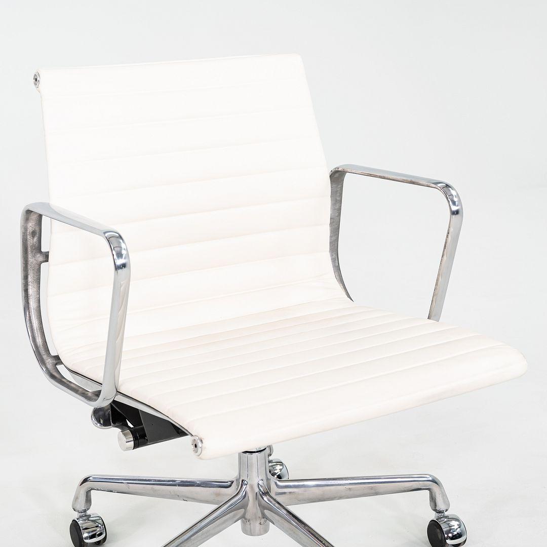 2023 Herman Miller Eames Aluminium Gruppe Management Schreibtischstühle in weißem Leder im Angebot 1