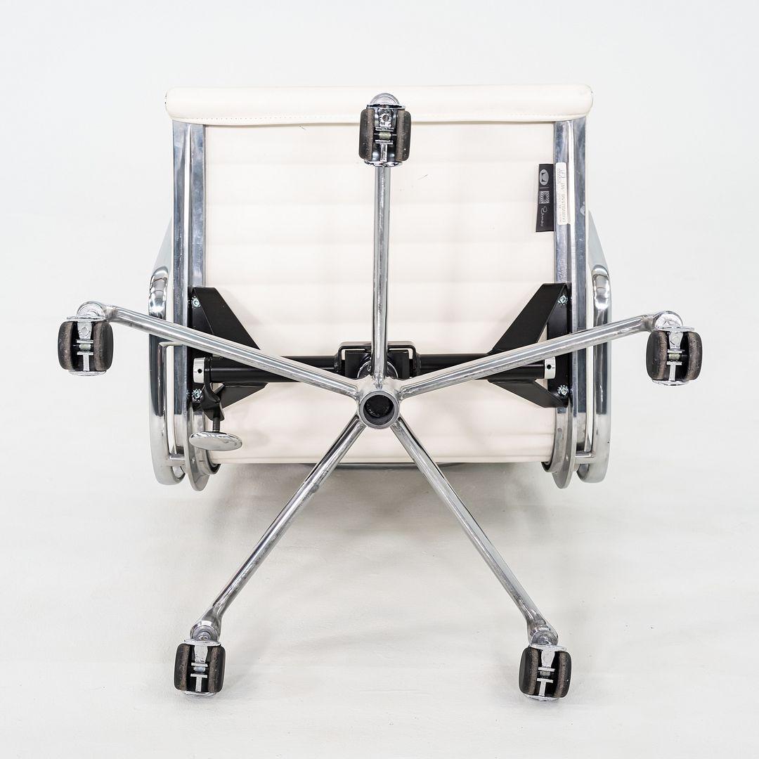 2023 Herman Miller Eames Aluminium Gruppe Management Schreibtischstühle in weißem Leder im Angebot 2