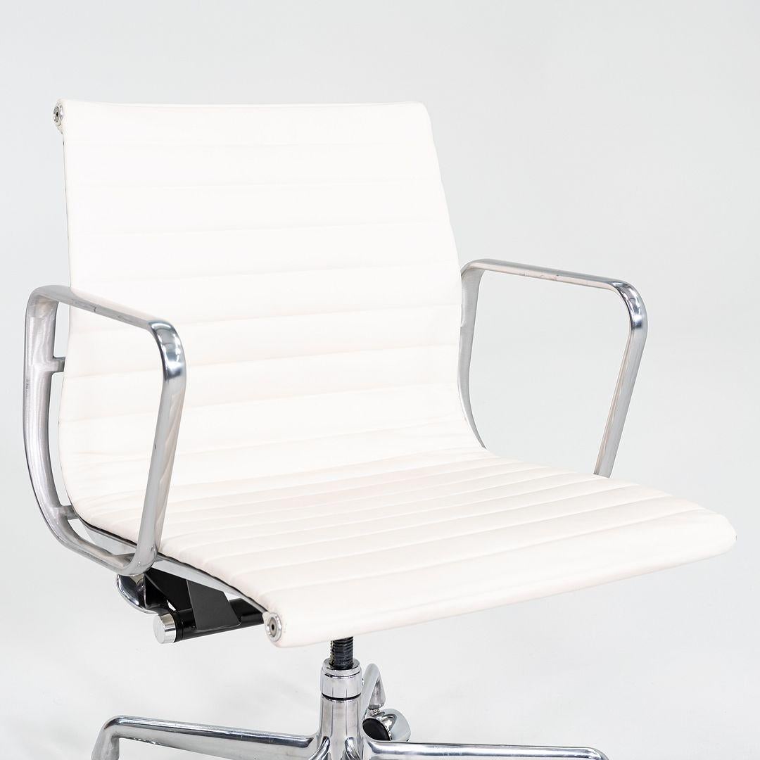 2023 Herman Miller Eames Aluminium Management Schreibtischstuhl in weißem Bristol-Leder im Angebot 4