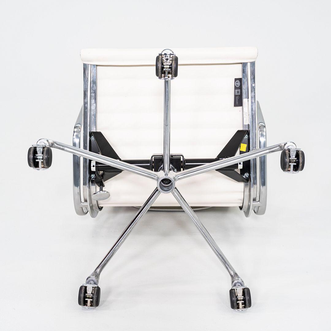 2023 Herman Miller Eames Aluminium Management Schreibtischstuhl in weißem Bristol-Leder im Angebot 5