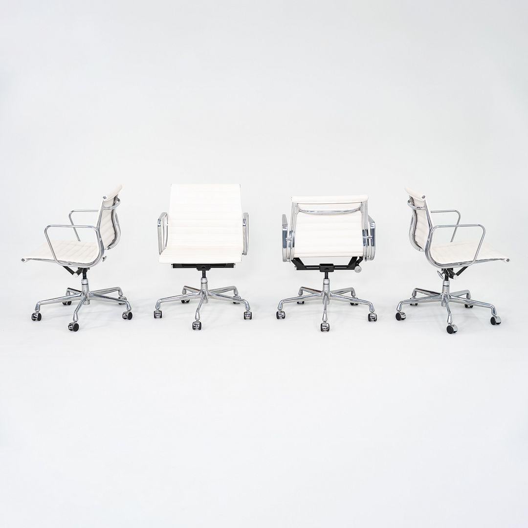 Dies ist ein Eames Aluminum Group Management Desk Chair, Modell EA335, ursprünglich entworfen von Ray und Charles Eames für Herman Miller im Jahr 1958. Diese Exemplare wurden im Jahr 2023 hergestellt. Ihr Design besteht aus einem Aluminiumgussrahmen