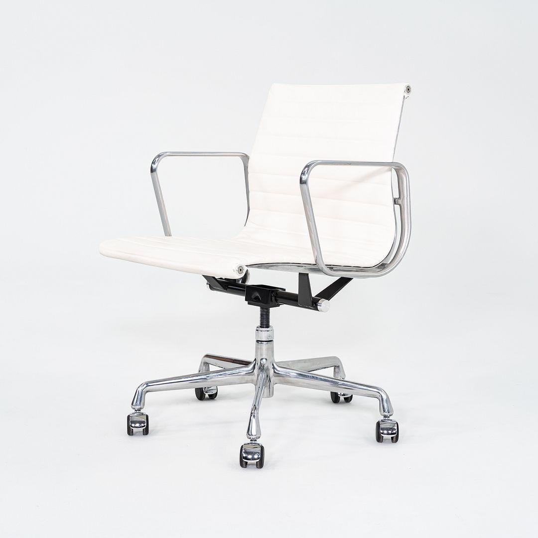 2023 Herman Miller Eames Aluminium Management Schreibtischstuhl in weißem Bristol-Leder (Moderne) im Angebot