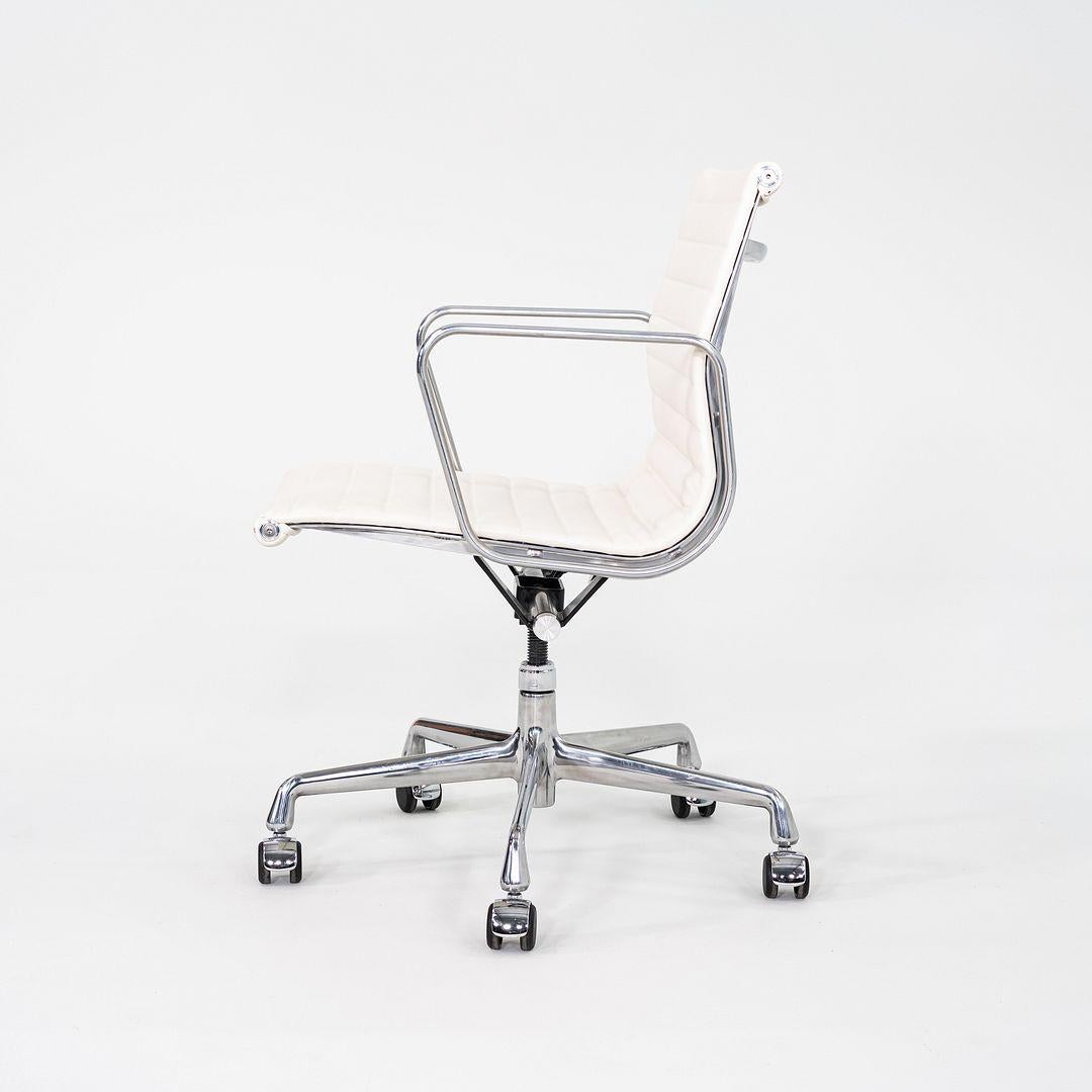 2023 Herman Miller Eames Aluminium Management Schreibtischstuhl in weißem Bristol-Leder (amerikanisch) im Angebot