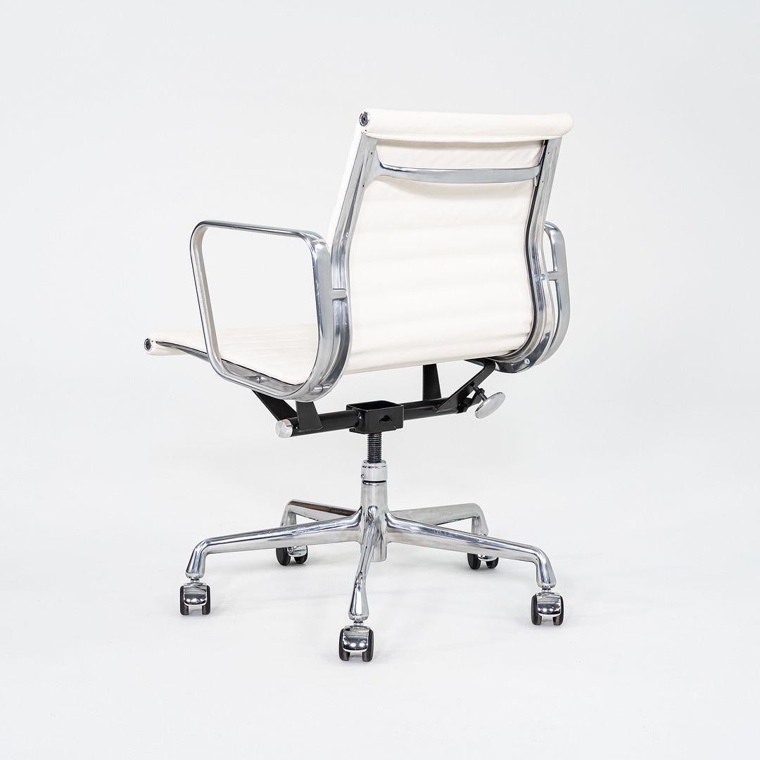 2023 Herman Miller Eames Aluminium Management Schreibtischstuhl in weißem Bristol-Leder im Zustand „Gut“ im Angebot in Philadelphia, PA