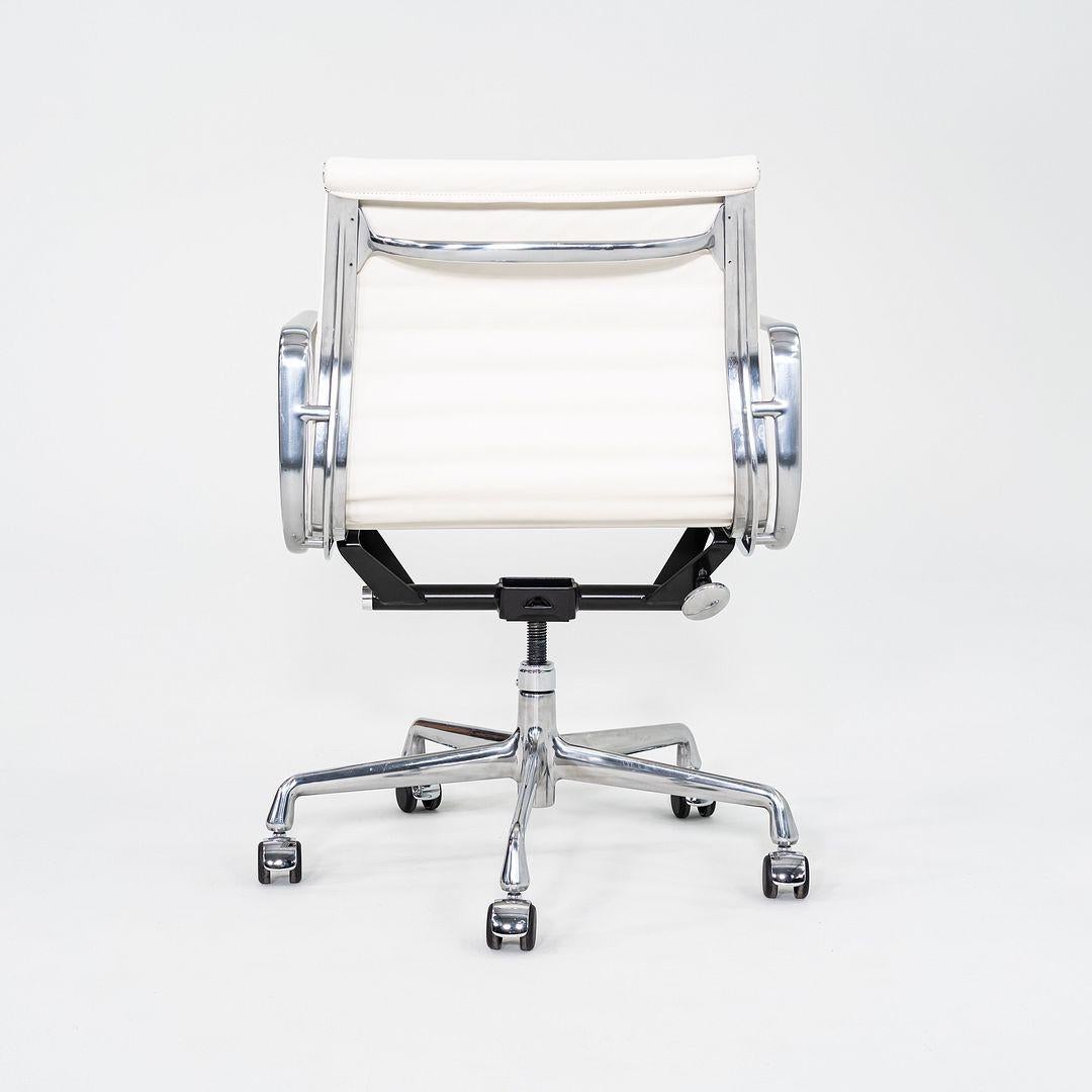 2023 Herman Miller Eames Aluminium Management Schreibtischstuhl in weißem Bristol-Leder (21. Jahrhundert und zeitgenössisch) im Angebot