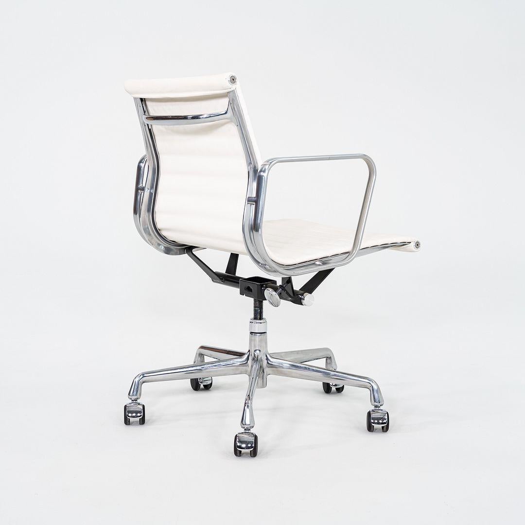 2023 Herman Miller Eames Aluminium Management Schreibtischstuhl in weißem Bristol-Leder im Angebot 1
