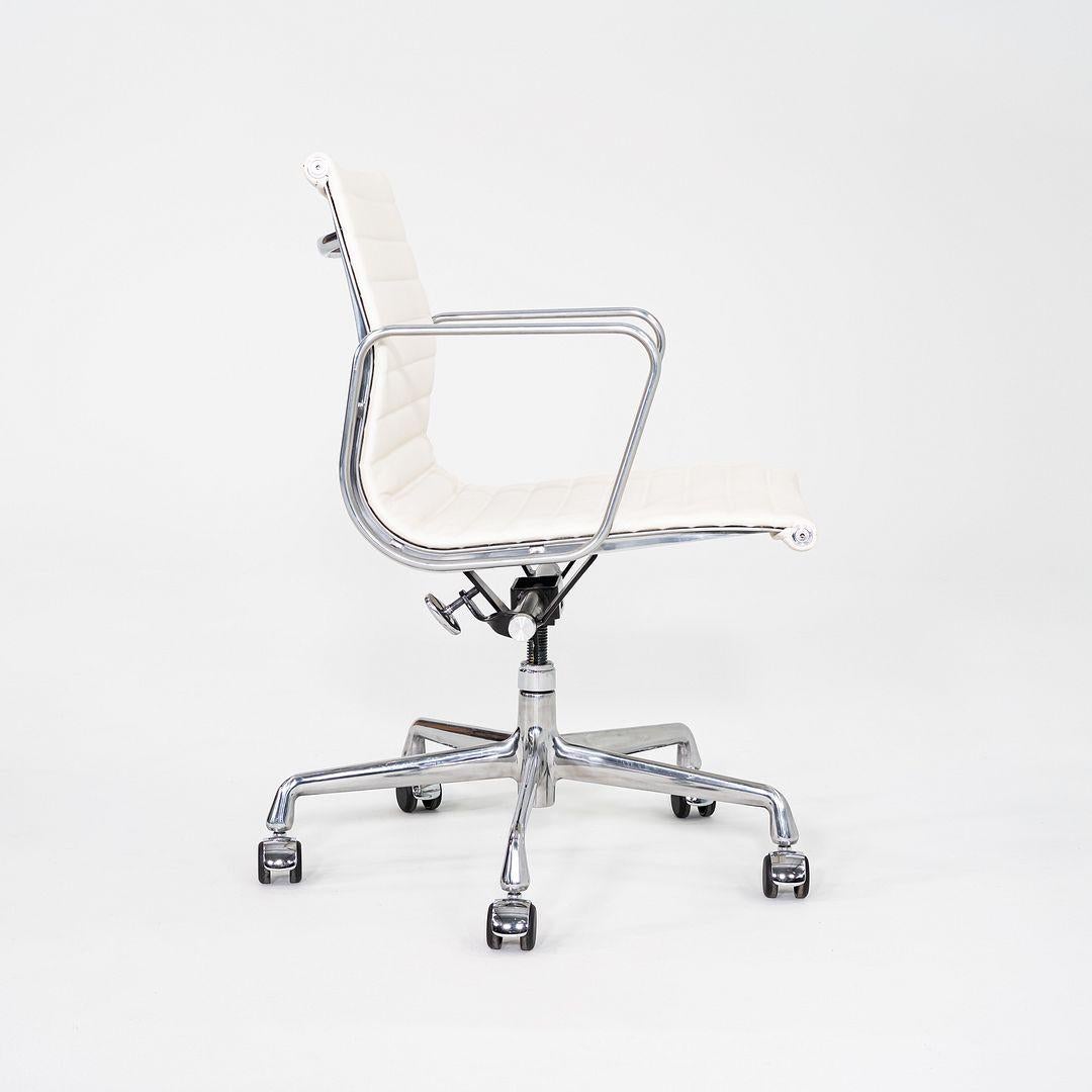 2023 Herman Miller Eames Aluminium Management Schreibtischstuhl in weißem Bristol-Leder im Angebot 2