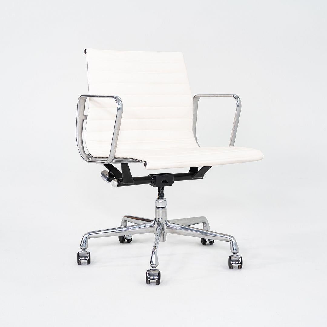 2023 Herman Miller Eames Aluminium Management Schreibtischstuhl in weißem Bristol-Leder im Angebot 3