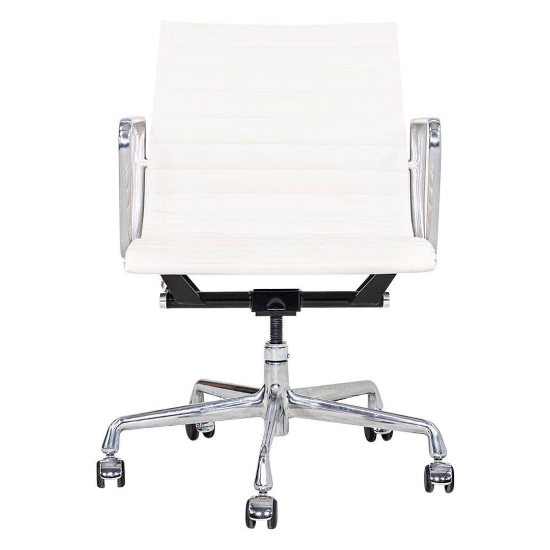 2023 Herman Miller Eames Aluminium Management Schreibtischstuhl in weißem Bristol-Leder