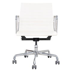2023 Herman Miller Eames Aluminium Management Schreibtischstuhl in weißem Bristol-Leder