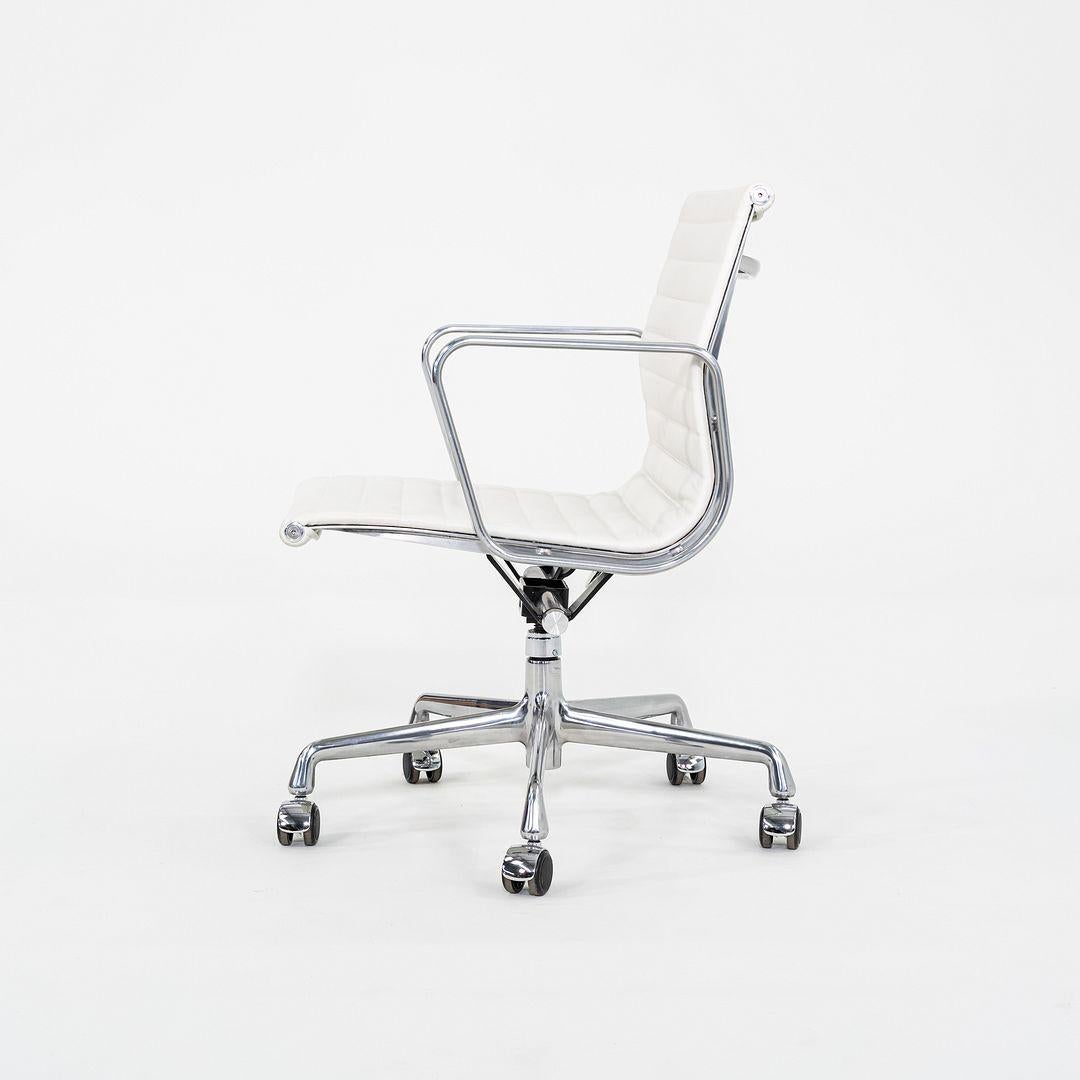 2023 Herman Miller Eames Aluminium-Management-Schreibtischstuhl in weißem Leder im Angebot 4
