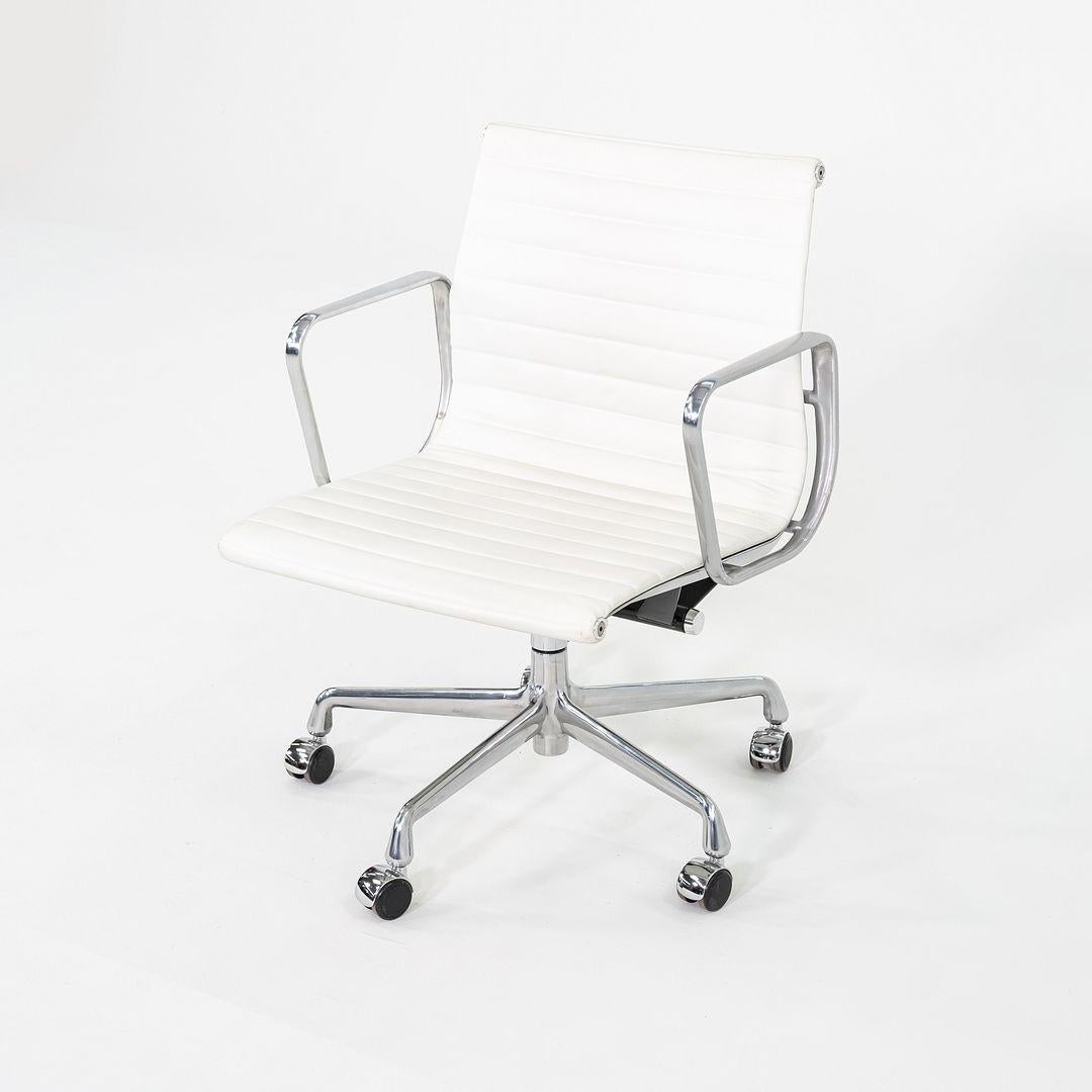 Dies ist ein Eames Aluminum Group Management Desk Chair, Modell EA335, entworfen von Ray und Charles Eames für Herman Miller im Jahr 1958. Dieser Stuhl wurde im Jahr 2023 hergestellt. Das Design besteht aus einem Aluminiumgussrahmen mit einem