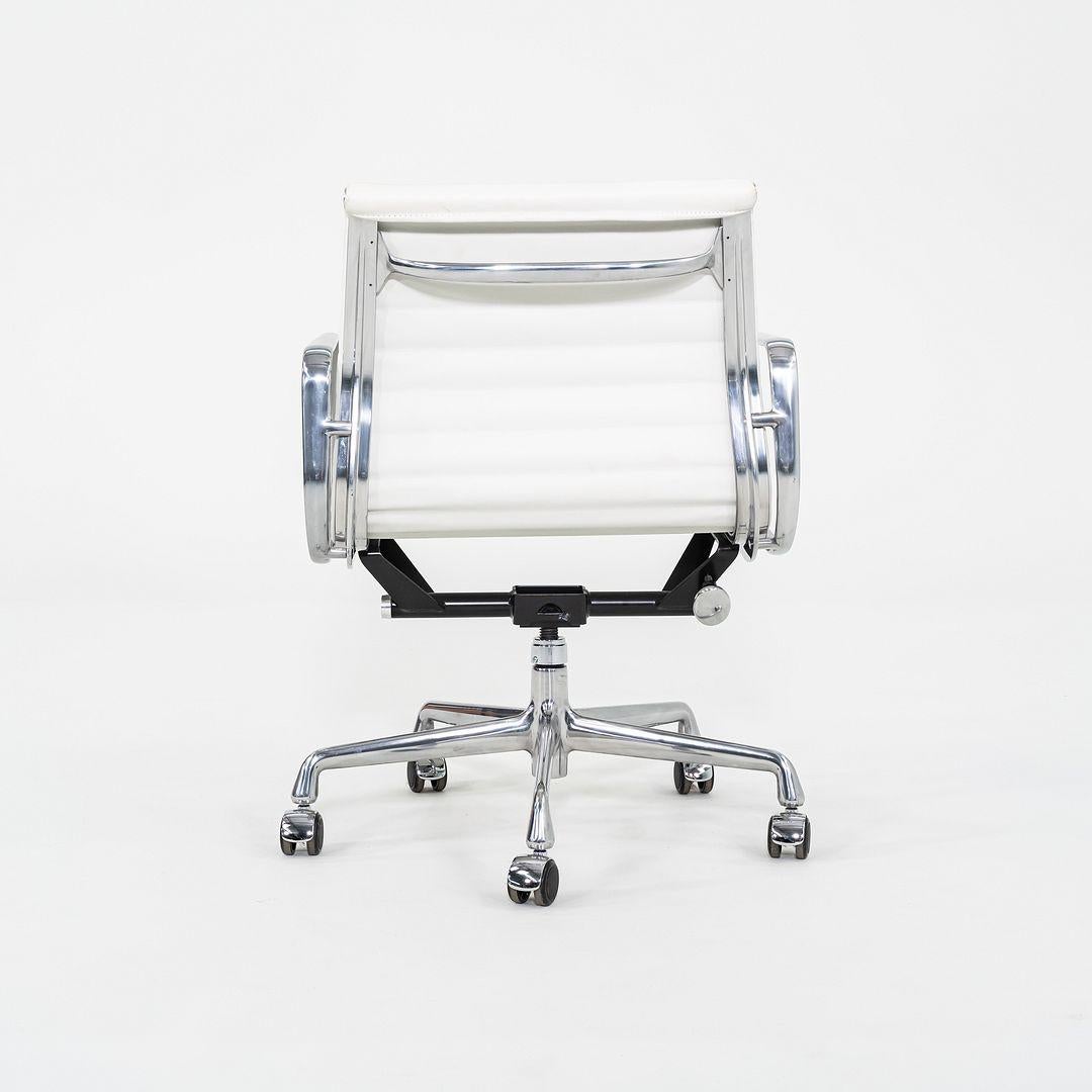 2023 Herman Miller Eames Aluminium-Management-Schreibtischstuhl in weißem Leder (Moderne) im Angebot