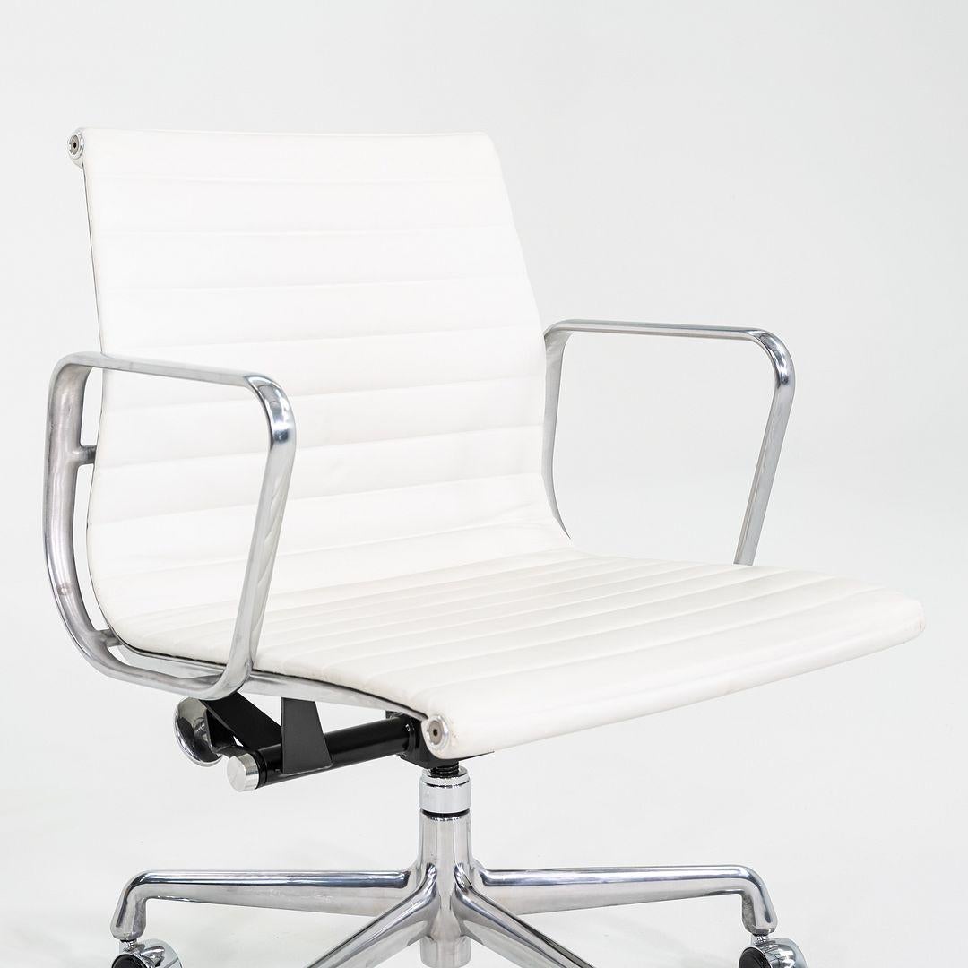 2023 Herman Miller Eames Aluminium-Management-Schreibtischstuhl in weißem Leder (amerikanisch) im Angebot