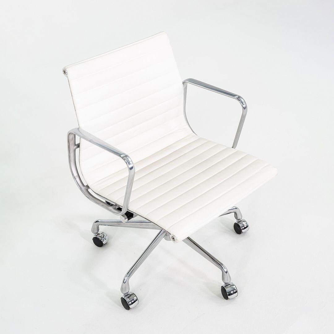 2023 Herman Miller Eames Aluminium-Management-Schreibtischstuhl in weißem Leder (21. Jahrhundert und zeitgenössisch) im Angebot