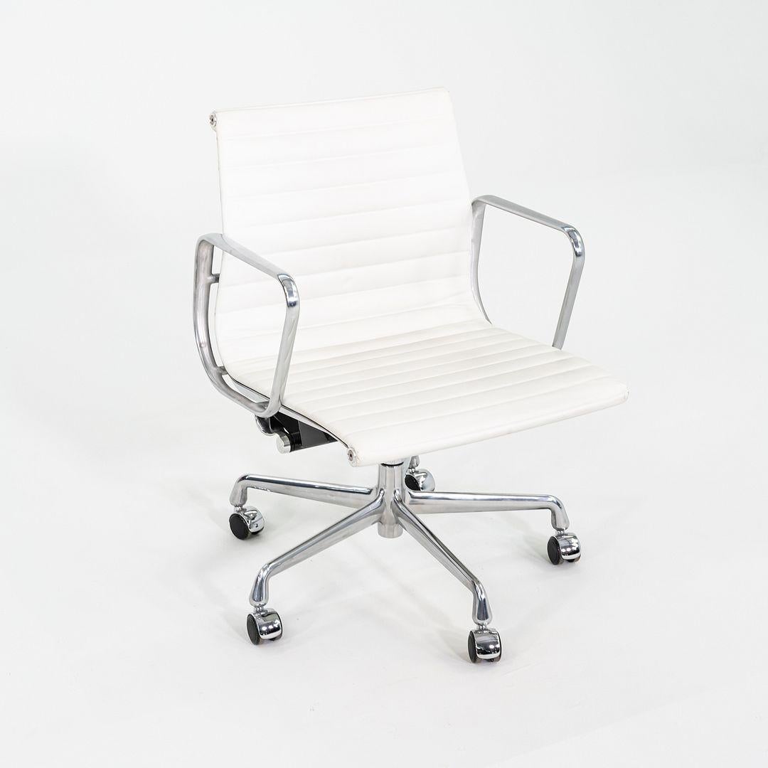 2023 Herman Miller Eames Aluminium-Management-Schreibtischstuhl in weißem Leder im Angebot 1