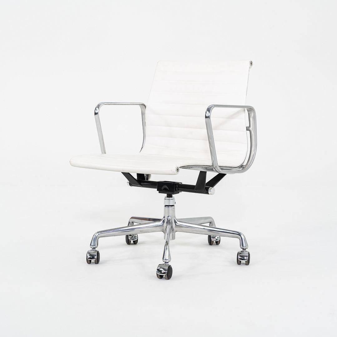 2023 Herman Miller Eames Aluminium-Management-Schreibtischstuhl in weißem Leder im Angebot 2