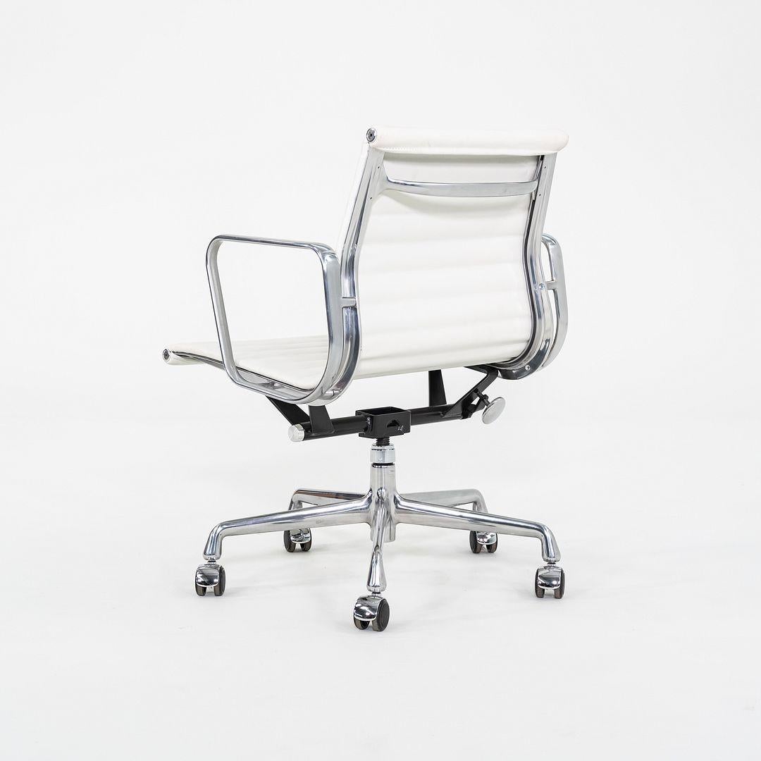2023 Herman Miller Eames Aluminium-Management-Schreibtischstuhl in weißem Leder im Angebot 3