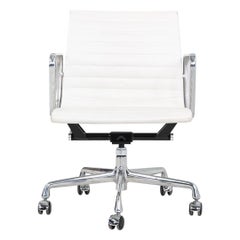 2023 Herman Miller Eames Aluminium-Management-Schreibtischstuhl in weißem Leder