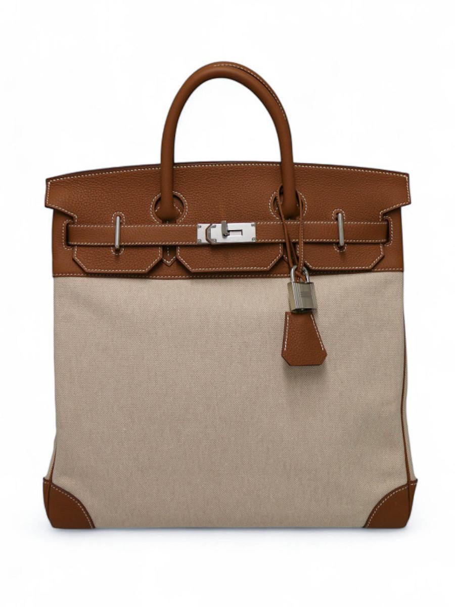 Amazing Haut à courroies 40 delivered in its original HERMES dust bag.
Superb dual-material bag combining leather and cotton canvas for a touch of refined elegance. The protective plastic covers are still on the hardware. This large bag is designed