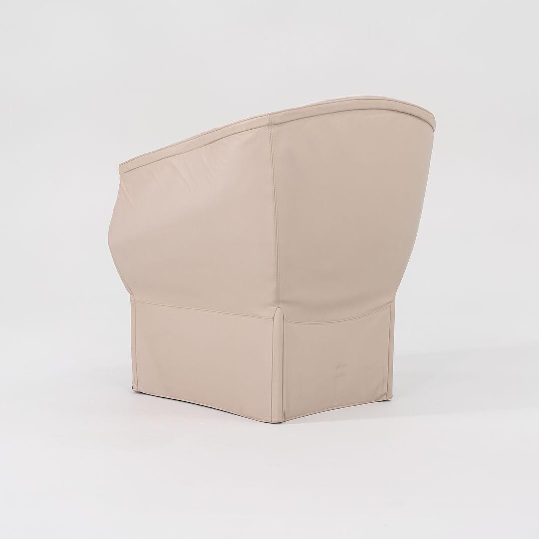 Moderno 2023 Inga Sempe per Ligne Roset Poltrona Moel Highback in velluto mastice Harald 3 in vendita
