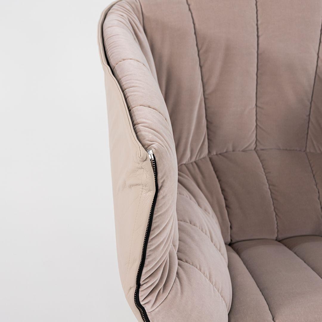 2023 Inga Sempe per Ligne Roset Poltrona Moel Highback in velluto mastice Harald 3 in vendita 1