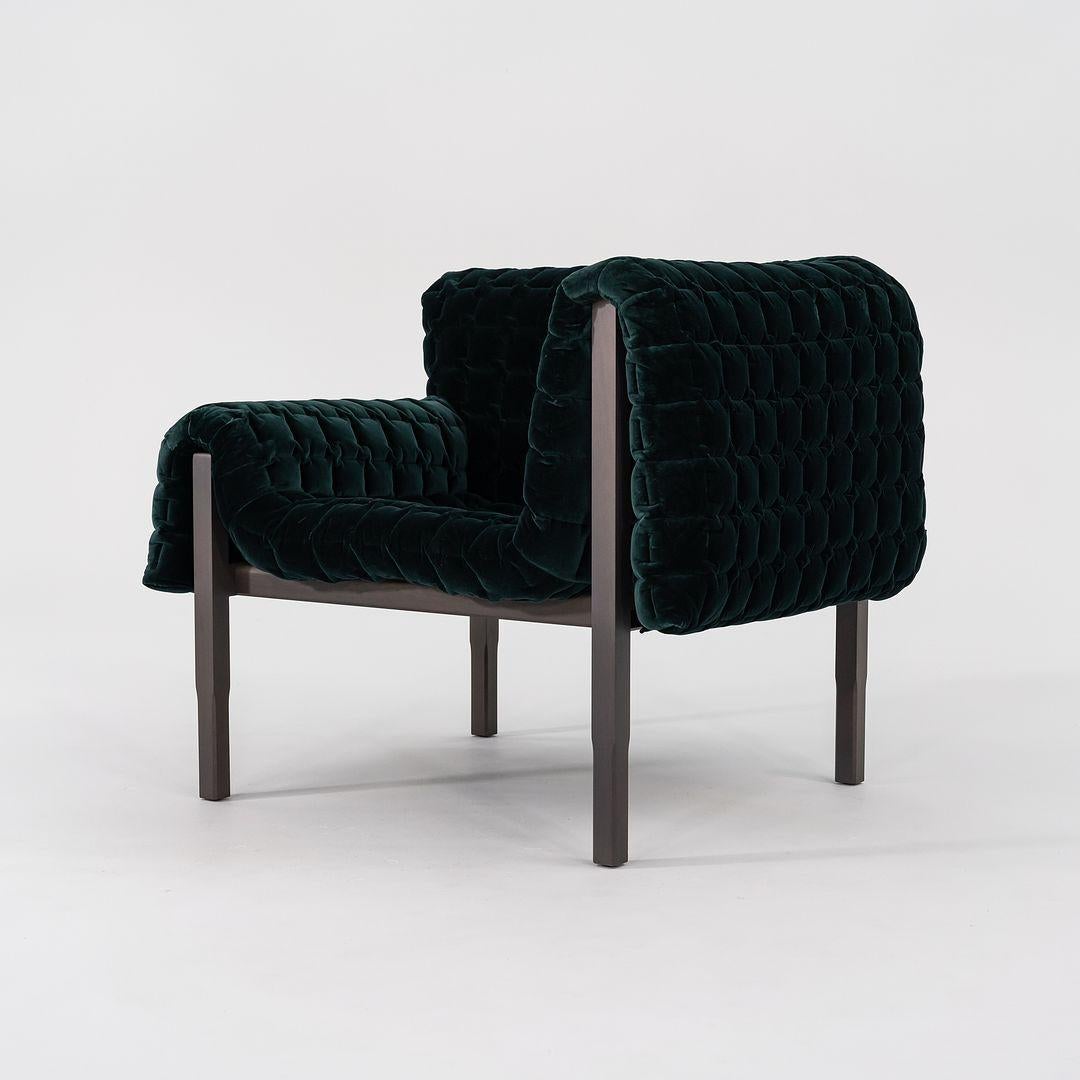 Nous proposons à la vente un fauteuil Ruche gauche composé d'une base en bois et d'une structure en acier recouverte d'un tissu en velours de coton vert foncé. La chaise a été conçue par Inga Sempe et produite par Ligne Roset¬†en France. Il a été