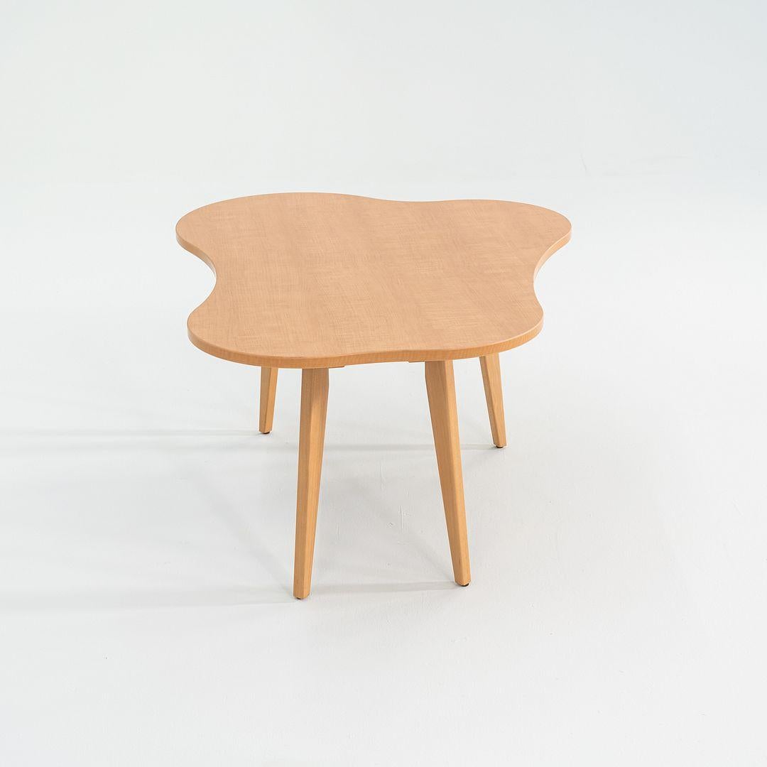 Dies ist ein Risom-Amöbentisch für Kinder, ursprünglich entworfen von Jens Risom im Jahr 1941. Dieses Exemplar wurde 2023 von Knoll in den USA hergestellt. Der Tisch besteht aus massiven Buchenholzbeinen und einer Tischplatte aus honigfarbenem