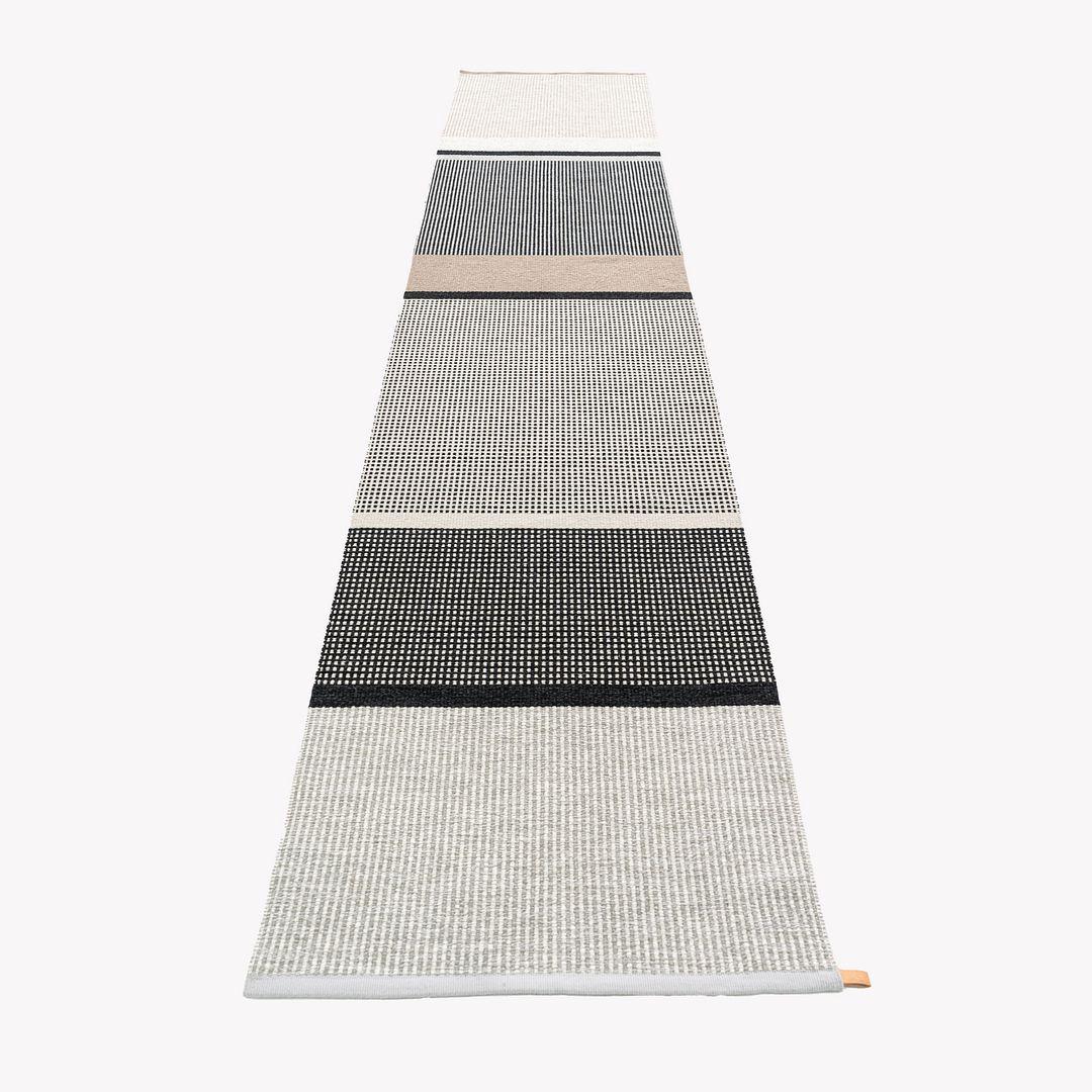 Il s'agit du tapis Dot Icon Special, conçu par le Kasthall Design Studio. Cet exemple particulier a été produit en 2023. Tissé en laine de haute qualité selon une technique de tissage plat, ce tapis est durable, tactile et convient parfaitement aux
