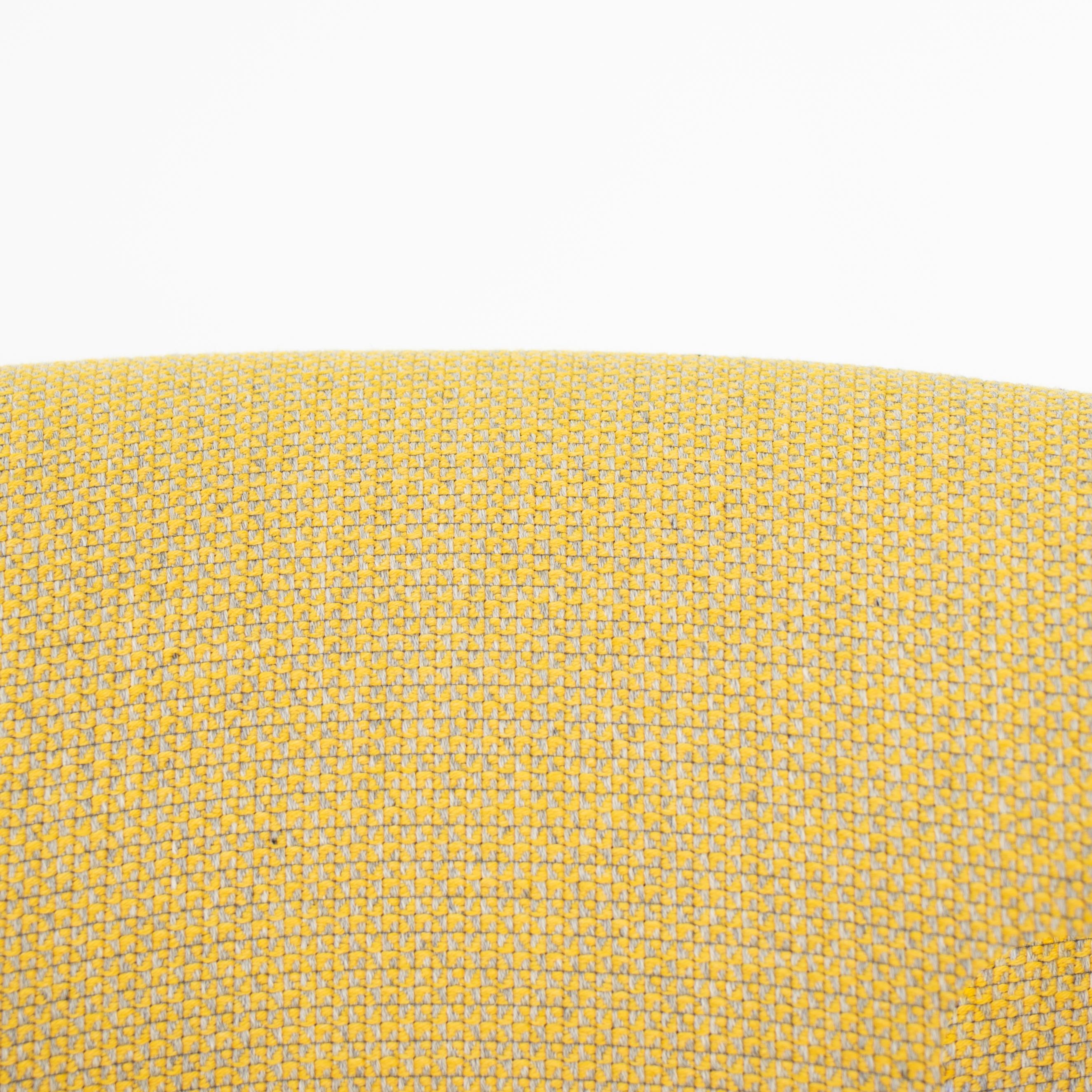 Fauteuil pivotant Knoll Joe D'Urso de 2023 en tissu jaune en vente 3