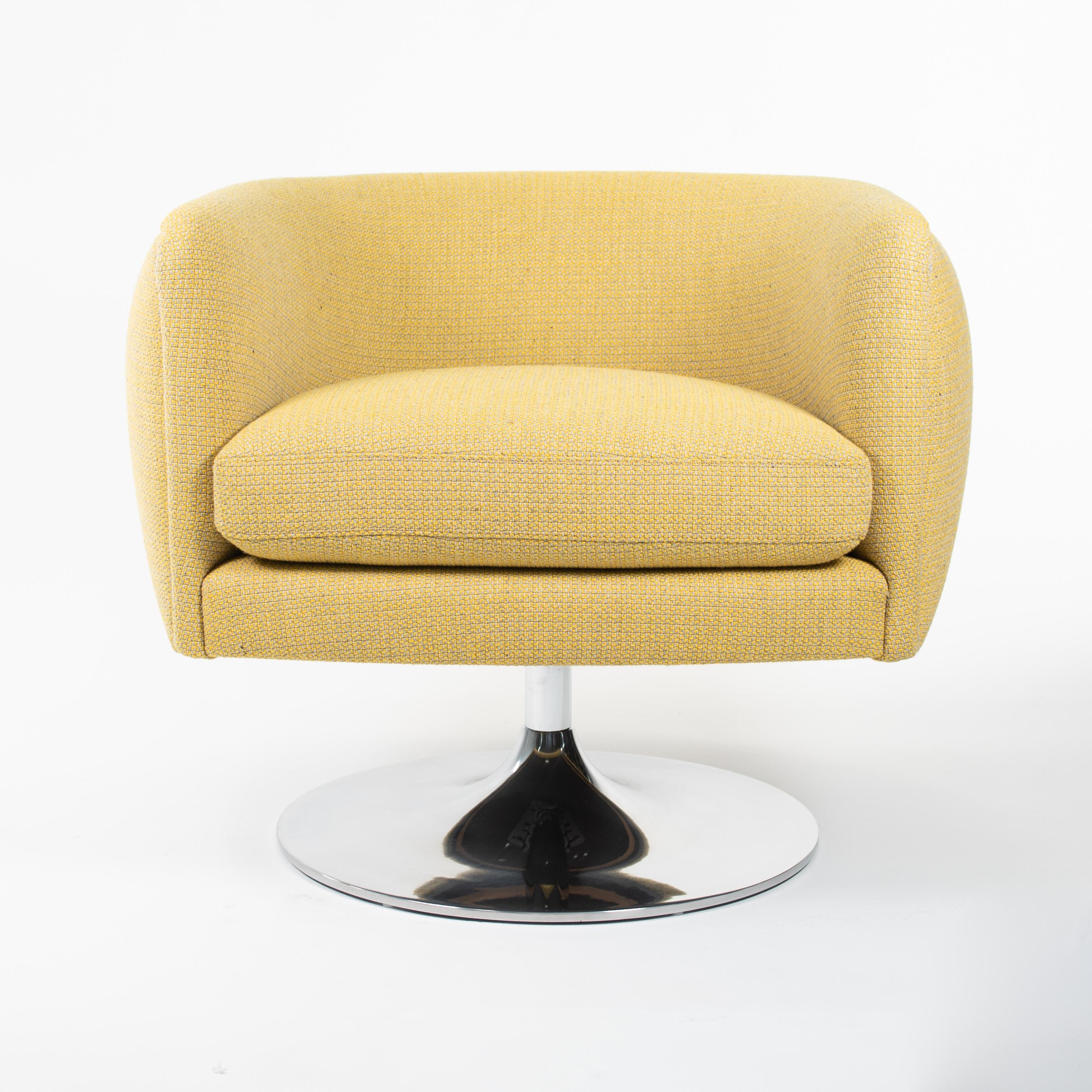 Il s'agit d'une chaise pivotante D'ÄôUrso, conçue par Joe D'ÄôUrso pour Knoll en 2008. Cette chaise a été fabriquée en 2023. La gracieuse base tulipe de la chaise est formée d'aluminium poli moulé sous pression. La base peut pivoter en douceur sur