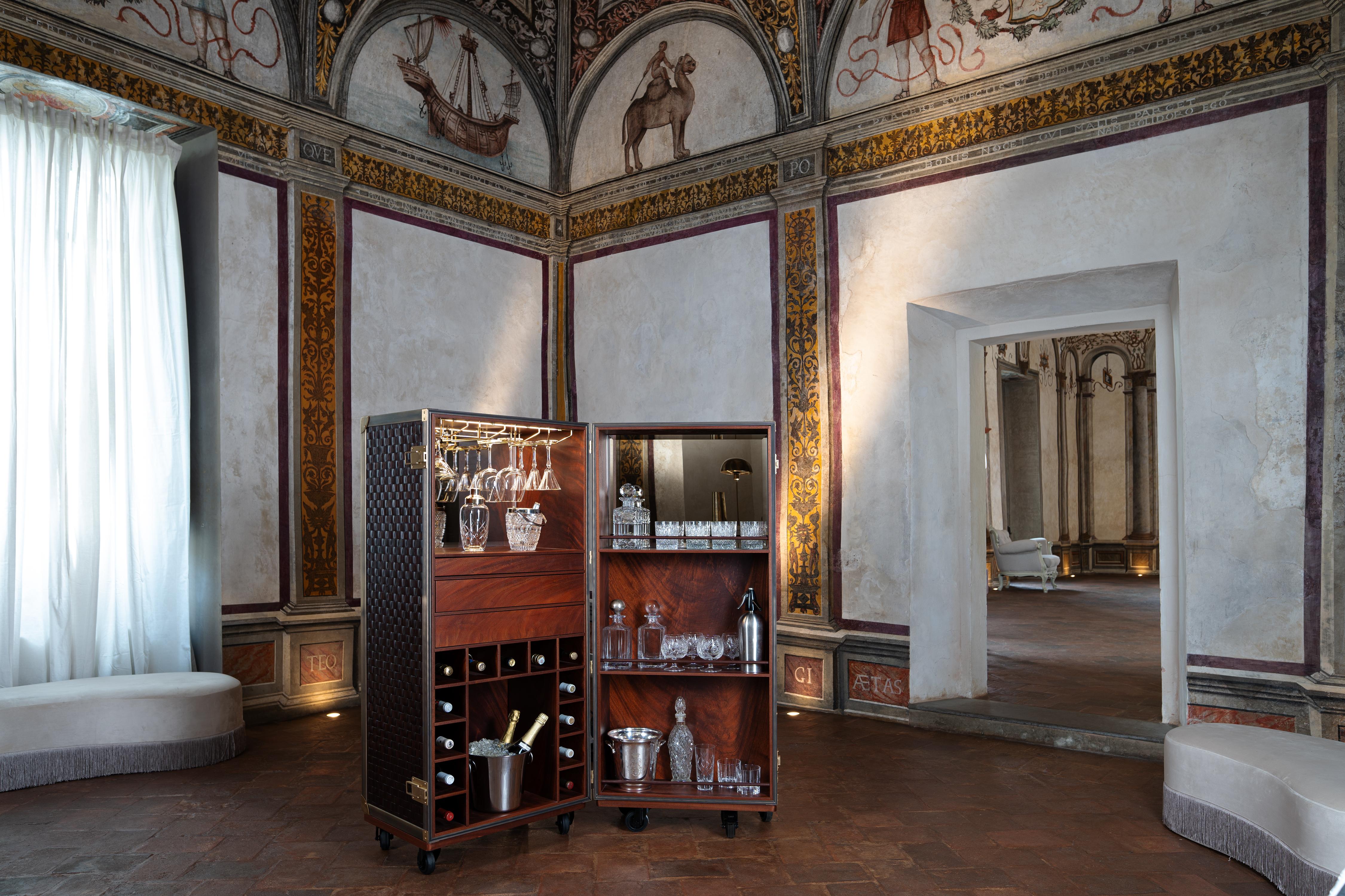 Italian LONDON TRUNK - Luxury bar cabinet - Sorseggiare con gusto For Sale
