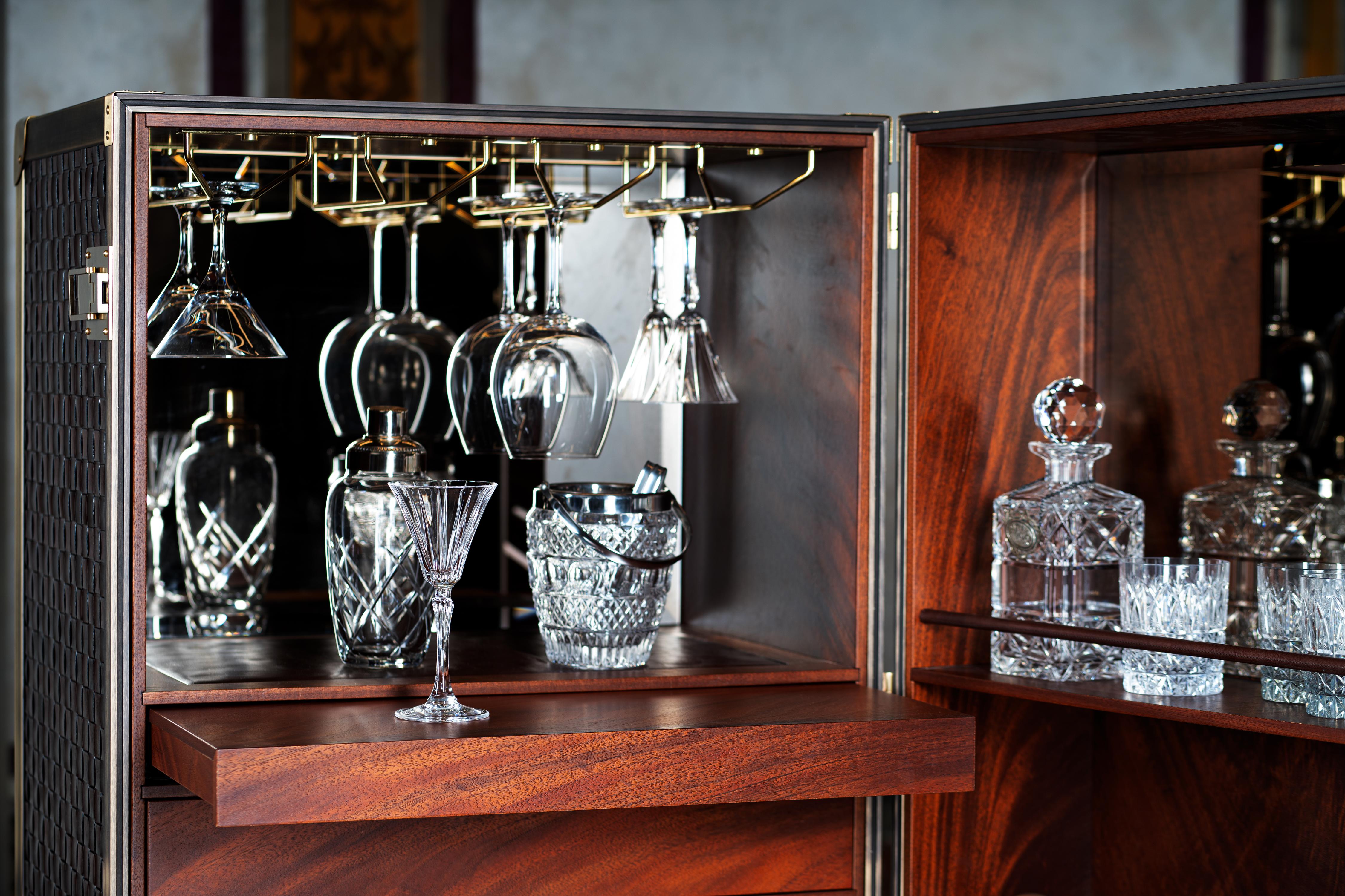 Bronzed LONDON TRUNK - Luxury bar cabinet - Sorseggiare con gusto For Sale