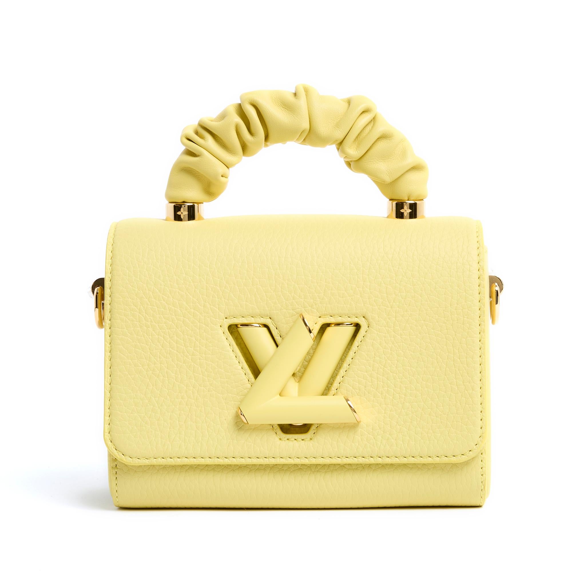 Louis Vuitton Twist Handle Modell PM Tasche in gelbem genarbtem Leder, Innenausstattung mit aufgesetztem Fach, Drehverschluss mit Markenlogo aus goldenem Metall, lederbezogener Griff zum Tragen in der Hand, verstellbarer und abnehmbarer
