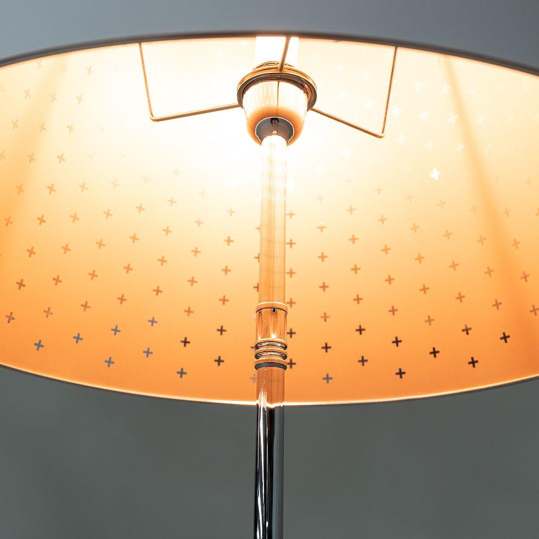 XXIe siècle et contemporain Lampadaire Lounge Gun en chrome de Philippe Starck pour Flos, fabriqué en Italie, 2023 en vente