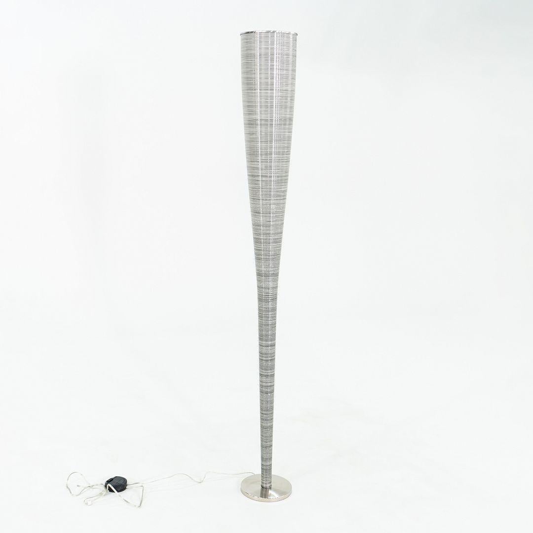 Questa è una lampada da terra Mite, progettata originariamente da Marc Sadler nel 2000. Questo particolare esemplare è stato prodotto da Foscarini in Italia C.C. 2023. La lampada è composta da metallo cromato, fibra di vetro e carbonio. Utilizza una